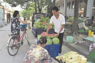 郓城利民街吃瓜,夏日吃瓜盛宴，品味民俗风情