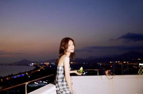 秦岚台下吃瓜,意外成为焦点