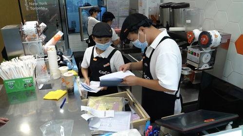 奶茶店吃瓜情侣,情侣间的甜蜜瞬间