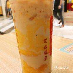 奶茶店吃瓜情侣,情侣间的甜蜜瞬间