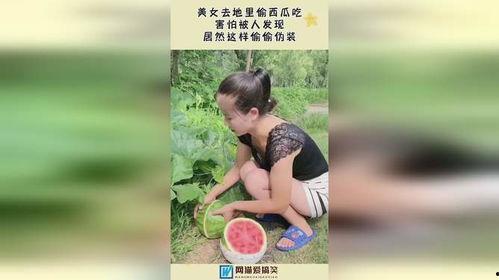 女生披被子吃瓜