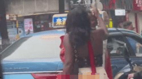 男子街头女子吃瓜,男子围观女子吃瓜，引发热议