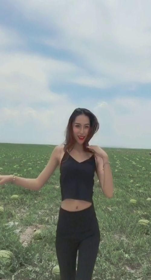 小依依吃瓜,小依依的瓜田奇遇记