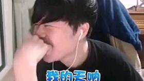 吃瓜情侣对镜照