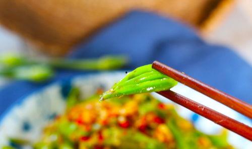 云南大娘吃瓜,田园风光中的甜蜜时光